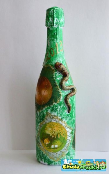 Декупаж бутылки 2013 со змеей. Мастер класс с пошаговыми фото