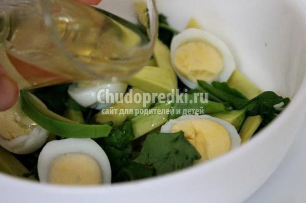 салат с рукколой, перепелиными яйцами и авокадо