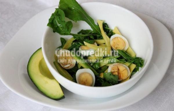 салат с рукколой, перепелиными яйцами и авокадо