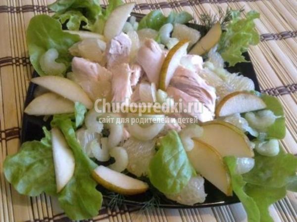 салат из курицы с грушами, луком и сельдереем