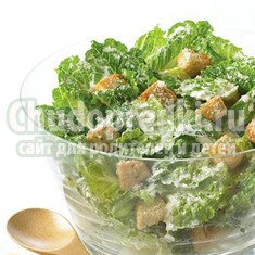 Праздничные легкие салаты: салат Цезарь и салат из кальмаров
