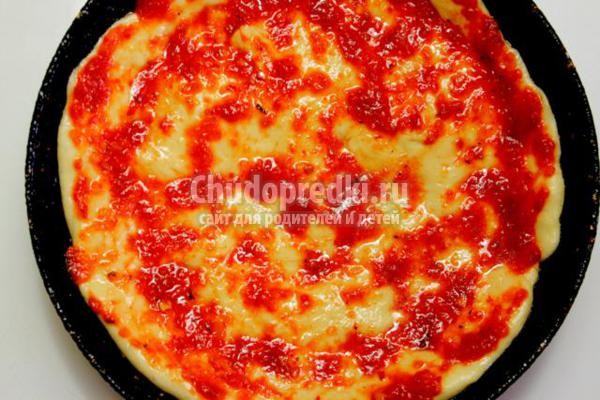 пицца с курицей, сыром и овощами