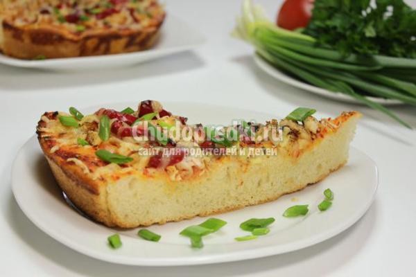 пицца с курицей, сыром и овощами