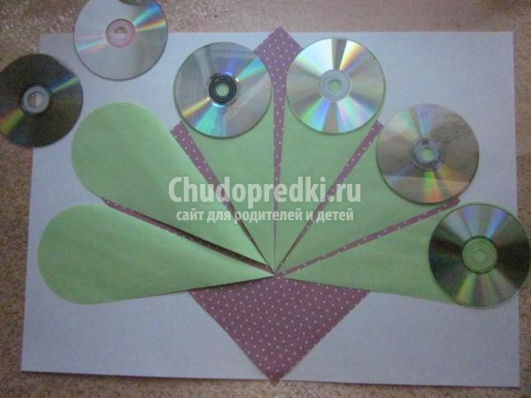 поделка из дисков и цветной бумаги. Павлинчик