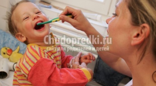 Почему чернеют молочные зубы у детей?