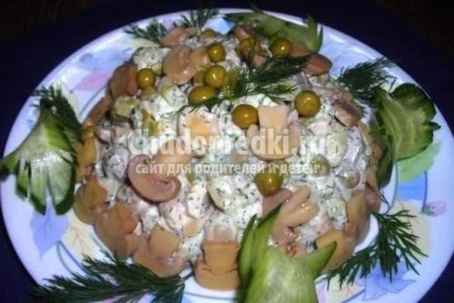 Салат с огурцами и грибами