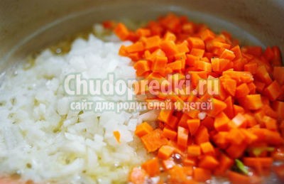 Тушеная морковь с луком