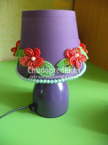 светильник, декорированный цветами из бисера