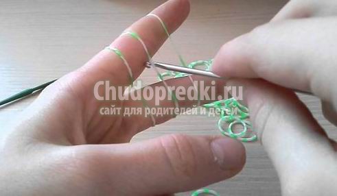 Плетение браслетов из резинок на пальцах: схемы и способы