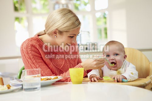 Первый прикорм ребенка. Советы для мам