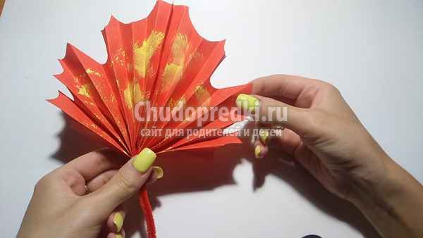 Осенние листья из бумаги гармошкой