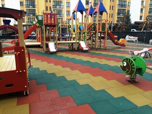 Каким должно быть покрытие на детской площадке открытого типа?