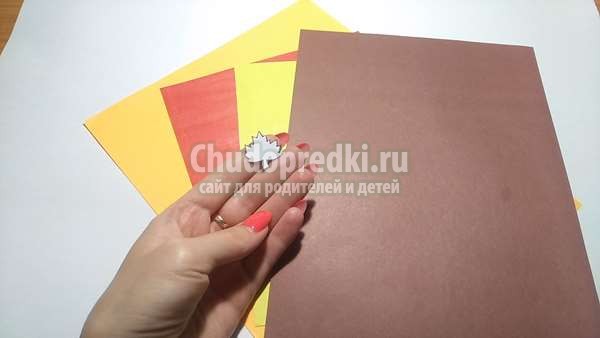Осенняя аппликация из цветной бумаги ежики