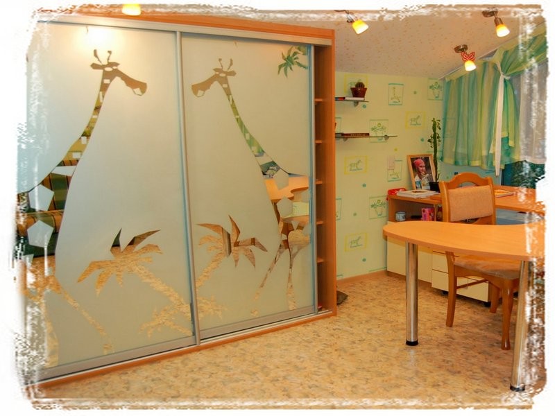 Яркие и оригинальные зеркала на шкафах-купе для детских и других комнат