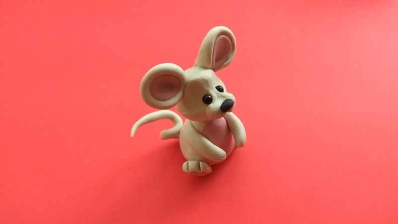 Маленькая мышка из пластилина