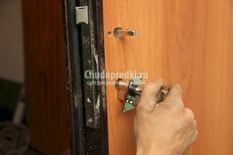 Как отремонтировать входную дверь своими руками?