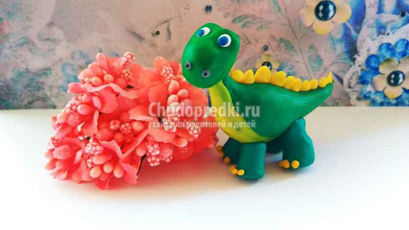 Динозаврик из пластилина