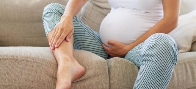 Беременная девушка на диване